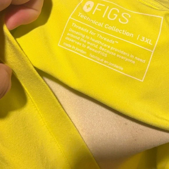 FIGS Casma Three-Pocket Scrub Top colour Serving Lime v neck with small flaw - Picture 5 of 7